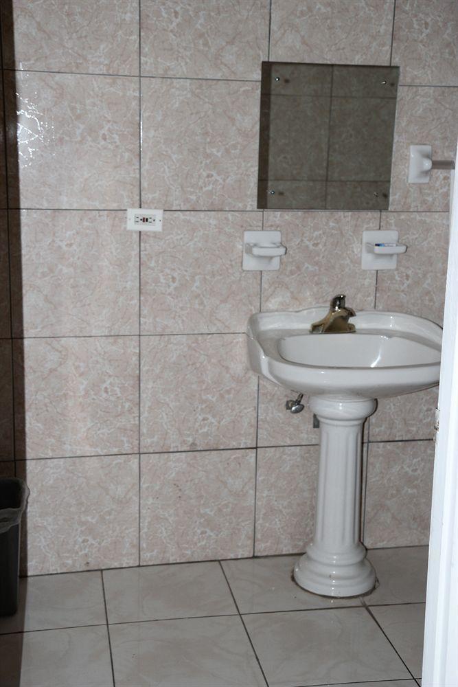 Executive Shaw Park Guest House Ocho Rios Buitenkant foto