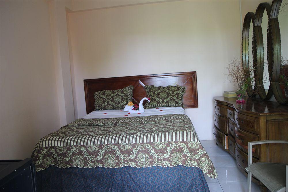 Executive Shaw Park Guest House Ocho Rios Buitenkant foto